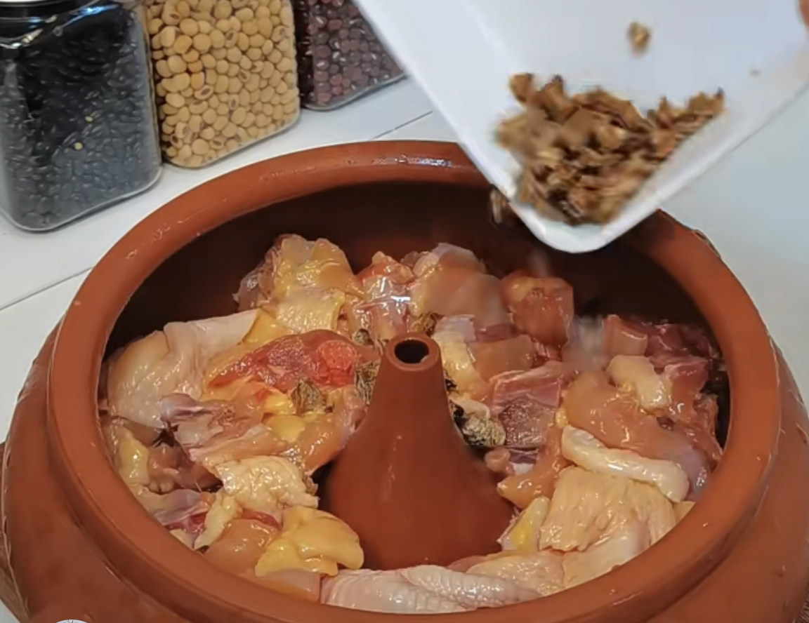 制作文山三七汽锅鸡步骤