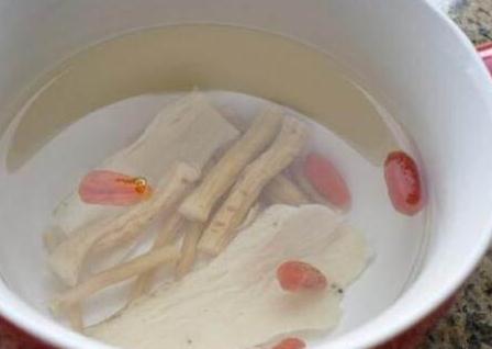 黄芪泡水喝一次放多少量最好？怎么喝不上火？