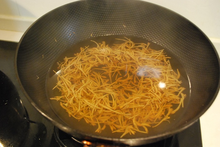 金银花煮水喝好还是泡水好