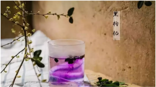 黑枸杞泡水的颜色和温度