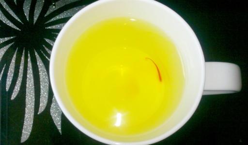 藏红花泡水的颜色