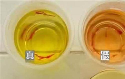 藏红花泡水的颜色
