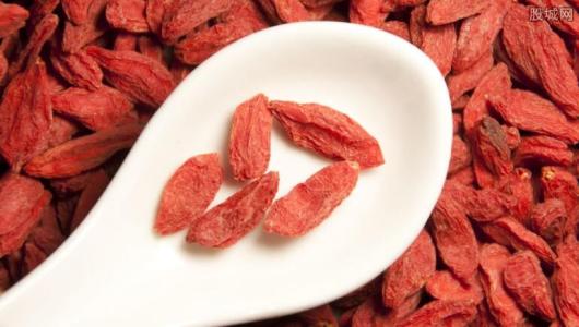 黑枸杞与红枸杞有哪些区别？哪个好？